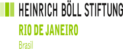 Logo da Fundação Heinrich Böll: três retângulos compondo um degradê de verde  seguidos, ao lado o nome 'Heinrich Böll Stiftung' escrito em preto, abaixo escrito 'Rio de janeiro' em verde, abaixo 'Brasil' escrito em verde.